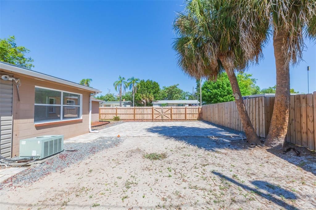 Active With Contract: $235,000 (2 beds, 1 baths, 1004 Square Feet)