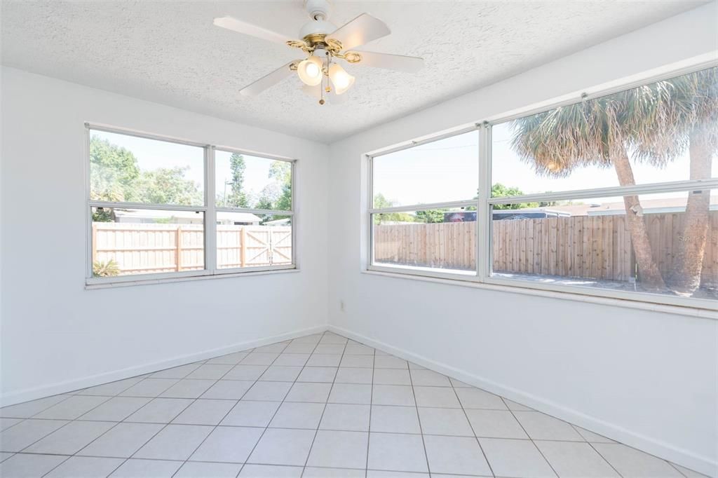 Active With Contract: $235,000 (2 beds, 1 baths, 1004 Square Feet)