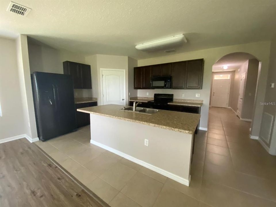 For Rent: $2,400 (4 beds, 2 baths, 1784 Square Feet)