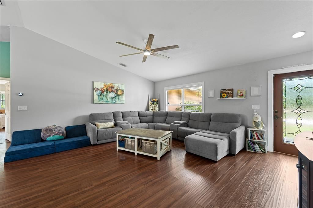 Active With Contract: $330,000 (3 beds, 2 baths, 1576 Square Feet)
