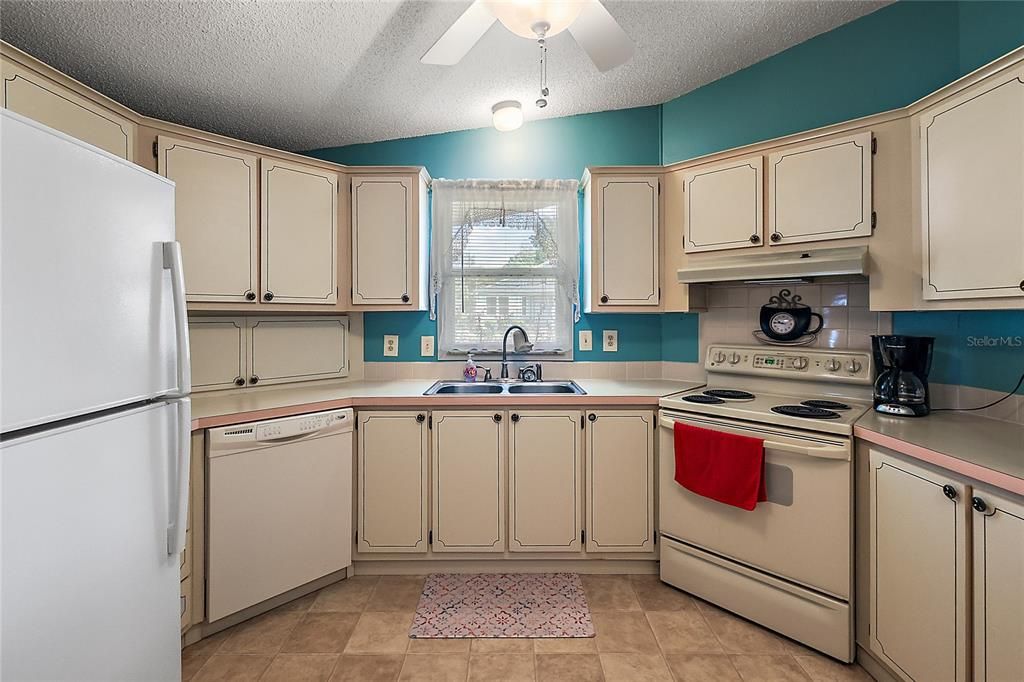 For Sale: $229,500 (2 beds, 2 baths, 1144 Square Feet)