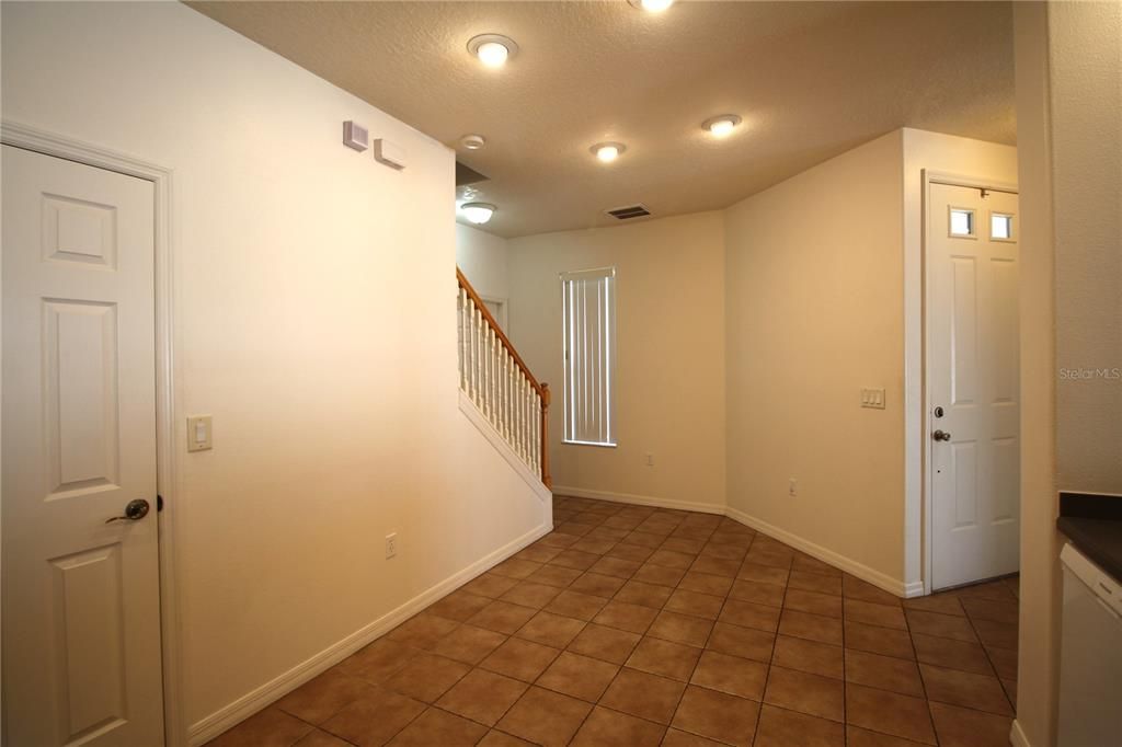 Active With Contract: $2,500 (3 beds, 2 baths, 1666 Square Feet)