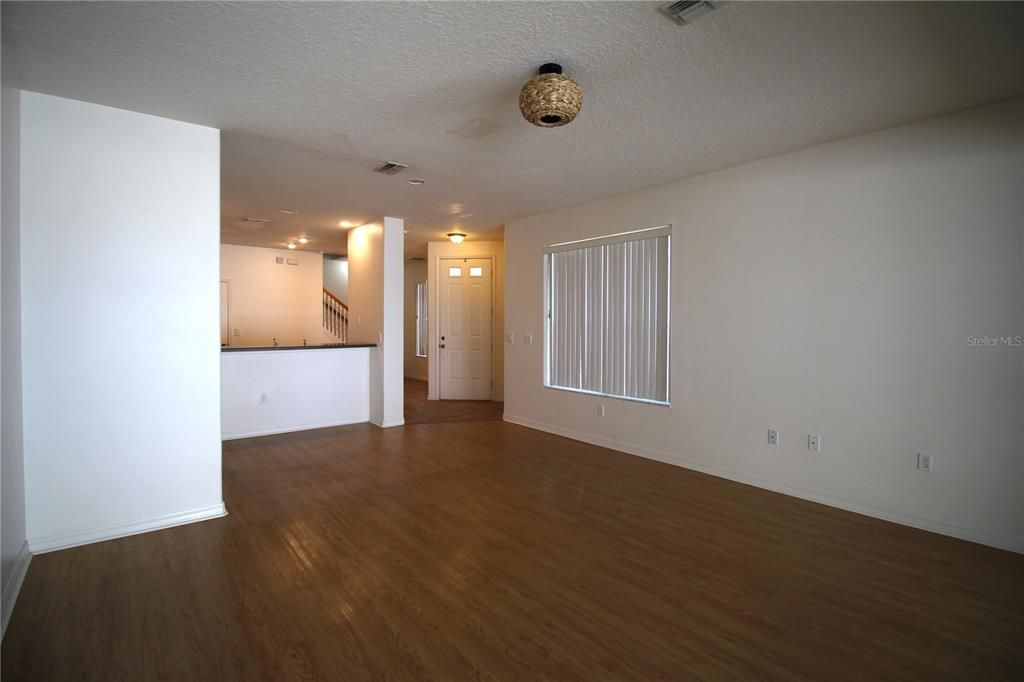 Active With Contract: $2,500 (3 beds, 2 baths, 1666 Square Feet)