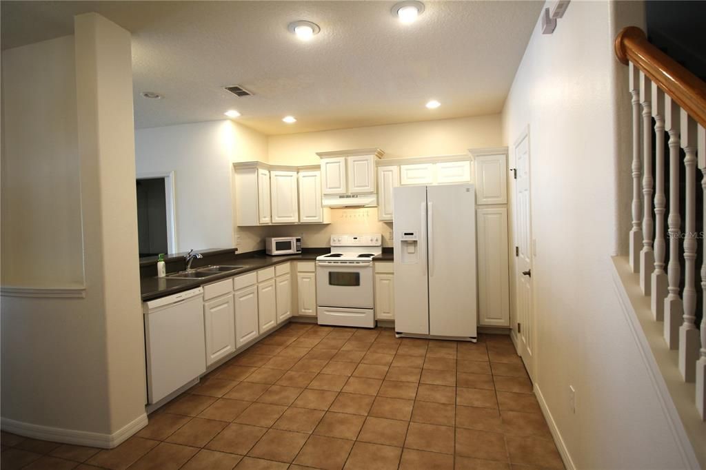 Active With Contract: $2,500 (3 beds, 2 baths, 1666 Square Feet)