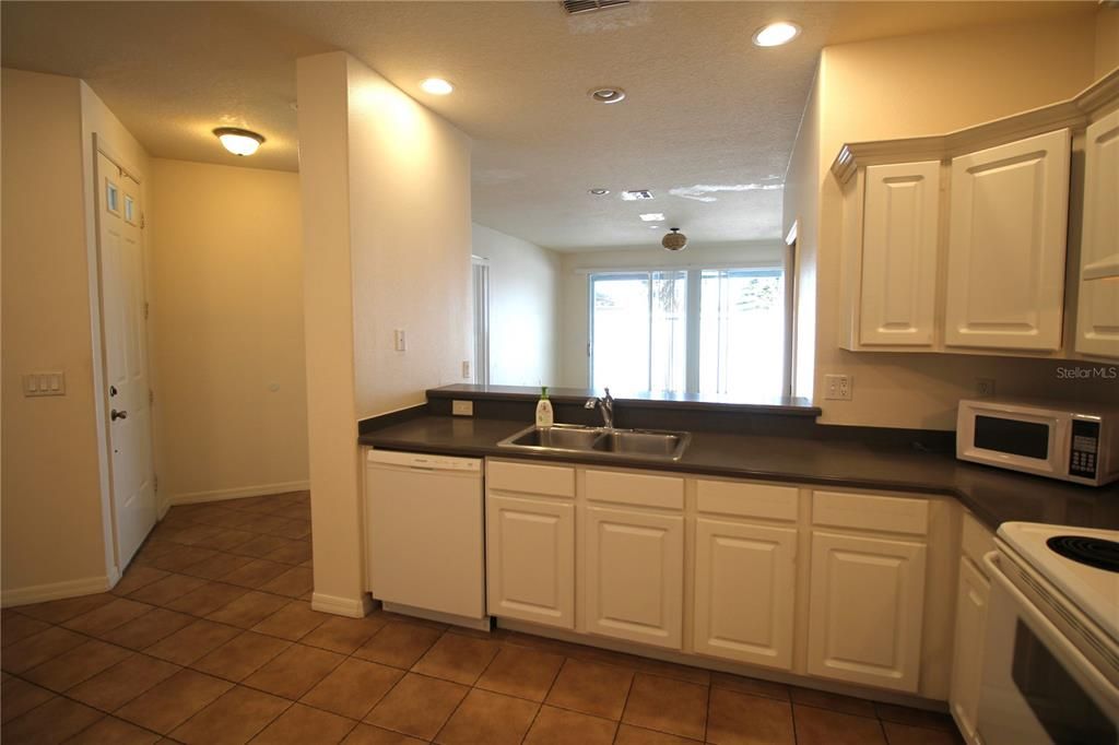 Active With Contract: $2,500 (3 beds, 2 baths, 1666 Square Feet)