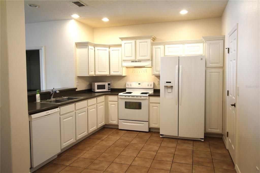 Active With Contract: $2,500 (3 beds, 2 baths, 1666 Square Feet)