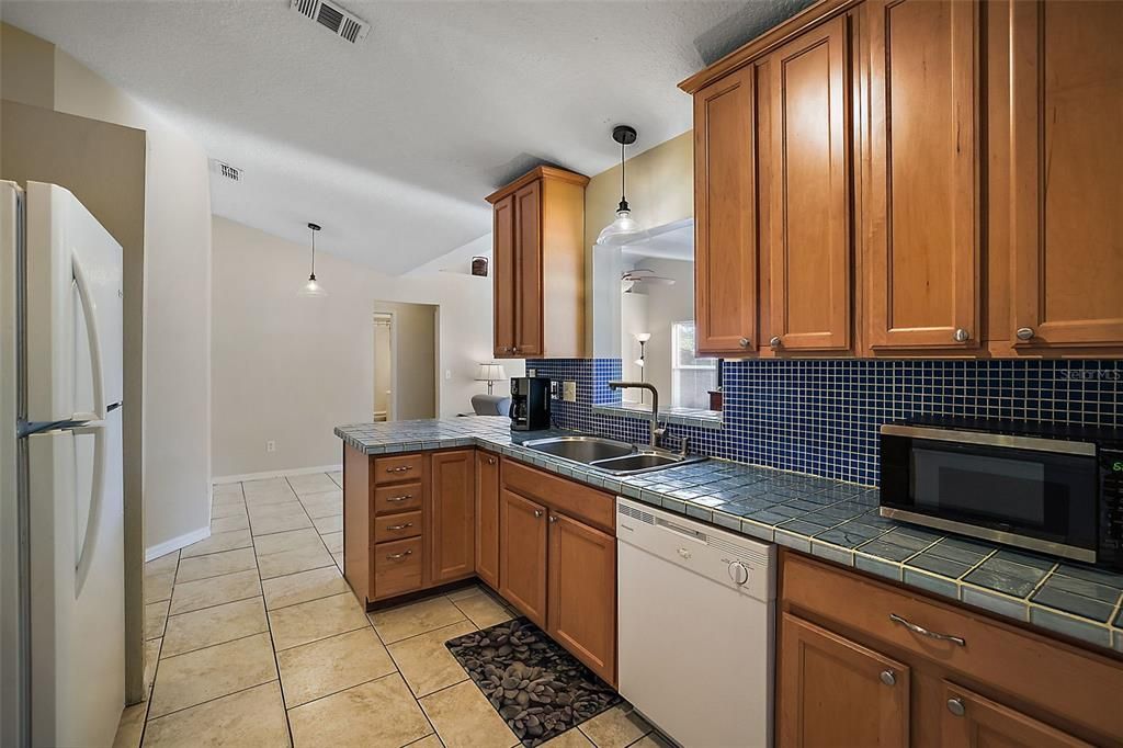 Recently Sold: $350,000 (3 beds, 2 baths, 1587 Square Feet)
