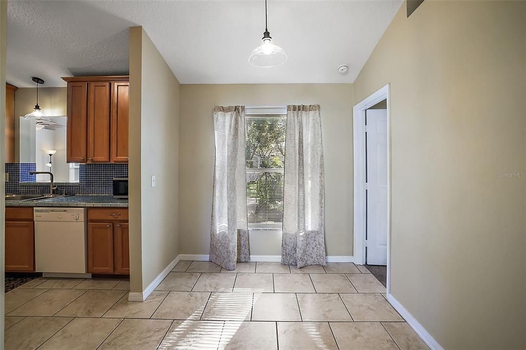 Recently Sold: $350,000 (3 beds, 2 baths, 1587 Square Feet)