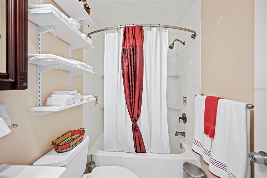 En Venta: $550,000 (4 camas, 3 baños, 2370 Pies cuadrados)