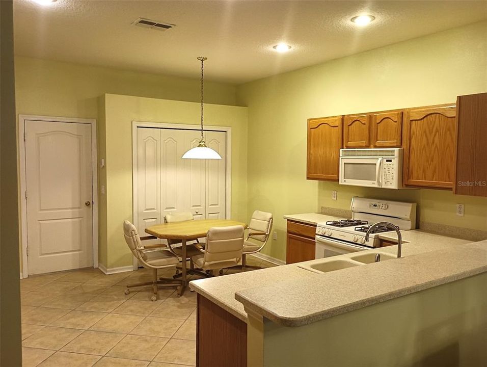 For Sale: $370,000 (2 beds, 2 baths, 1722 Square Feet)