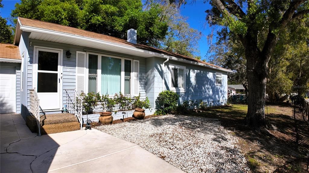 Recently Sold: $350,000 (3 beds, 2 baths, 1166 Square Feet)