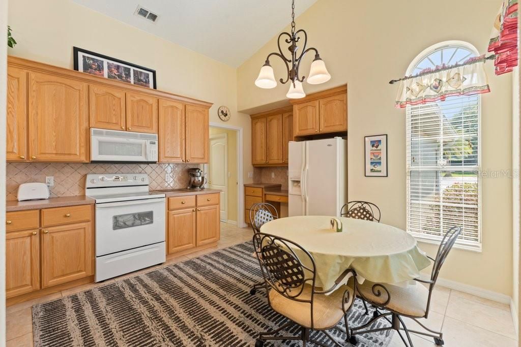 For Sale: $319,500 (2 beds, 2 baths, 1274 Square Feet)