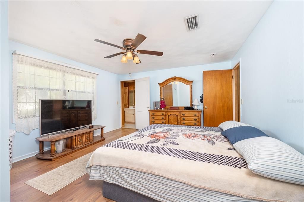 For Sale: $275,000 (3 beds, 2 baths, 1448 Square Feet)