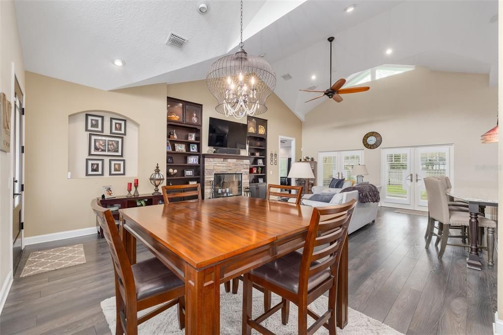 Recently Sold: $900,000 (3 beds, 2 baths, 2465 Square Feet)