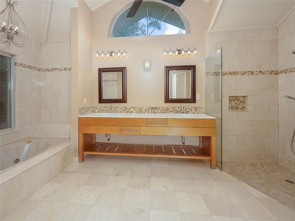 最近售出: $649,900 (4 贝兹, 2 浴室, 2520 平方英尺)