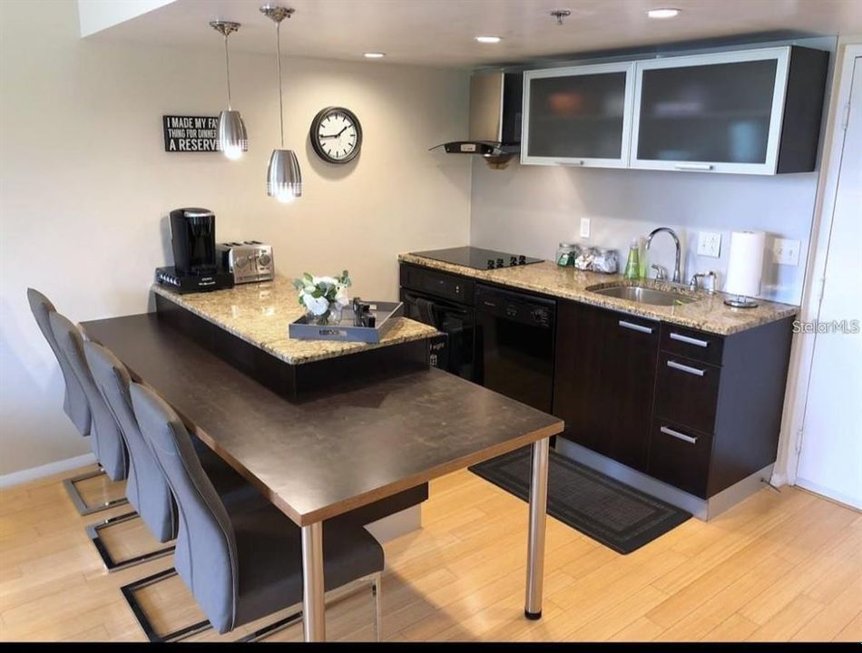 Full Kitchen and table
