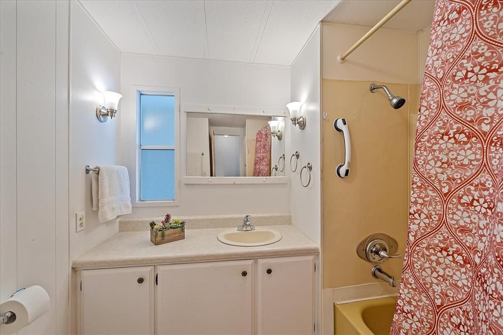 最近售出: $185,000 (2 贝兹, 2 浴室, 960 平方英尺)