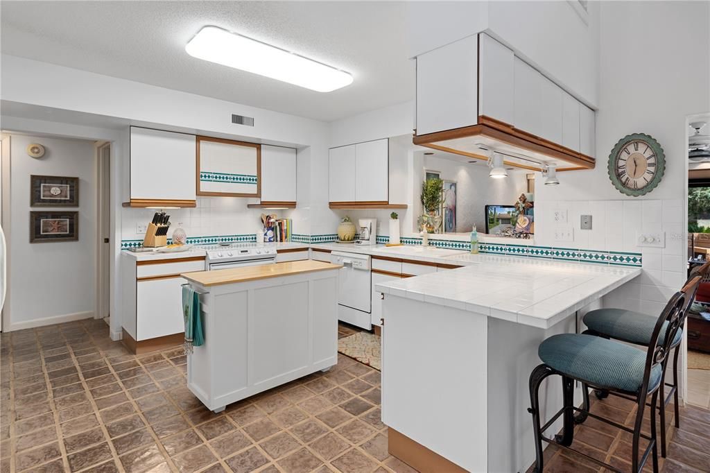 For Sale: $629,500 (2 beds, 2 baths, 2199 Square Feet)