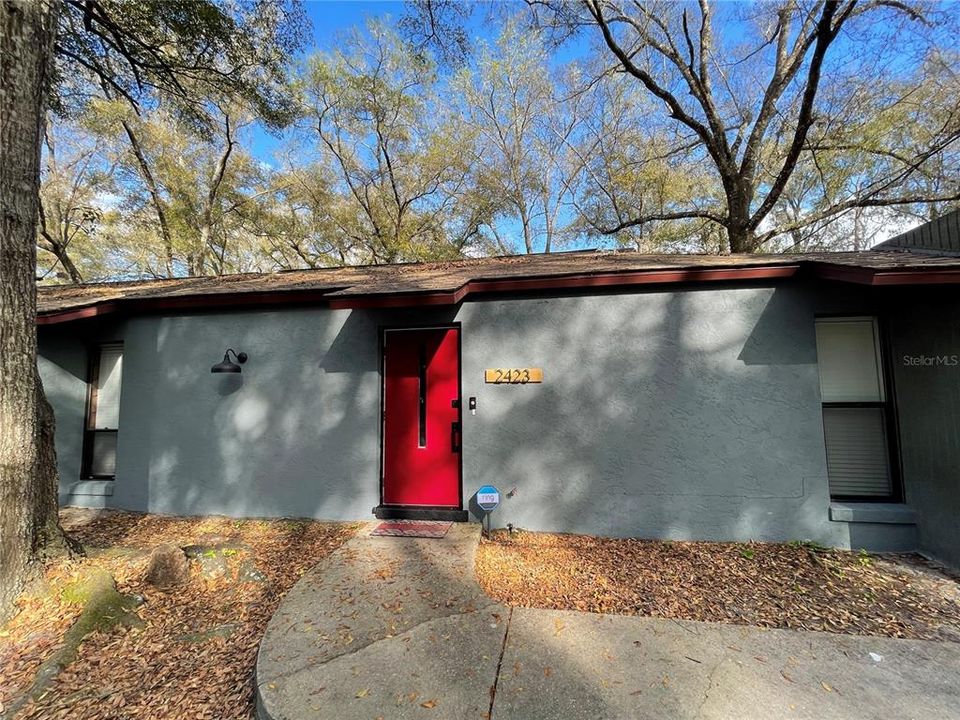 Active With Contract: $1,375 (2 beds, 1 baths, 1050 Square Feet)