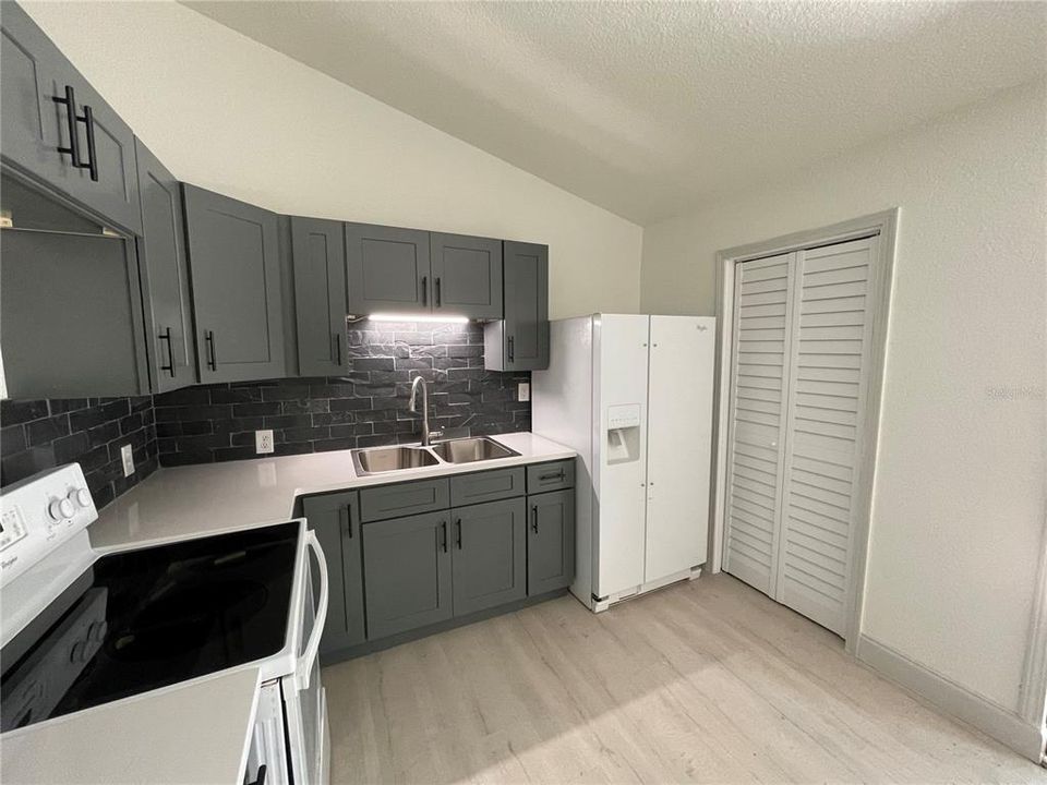 Active With Contract: $1,375 (2 beds, 1 baths, 1050 Square Feet)
