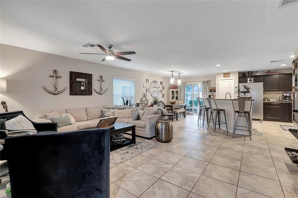 Active With Contract: $305,000 (3 beds, 2 baths, 1650 Square Feet)