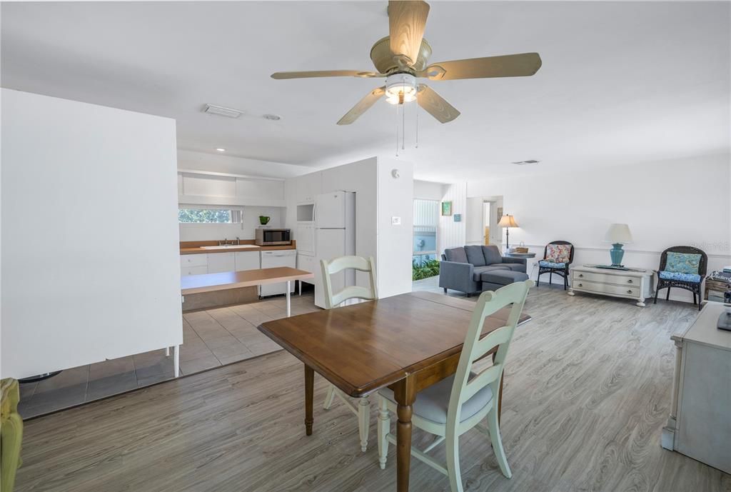 Active With Contract: $625,000 (2 beds, 2 baths, 1128 Square Feet)