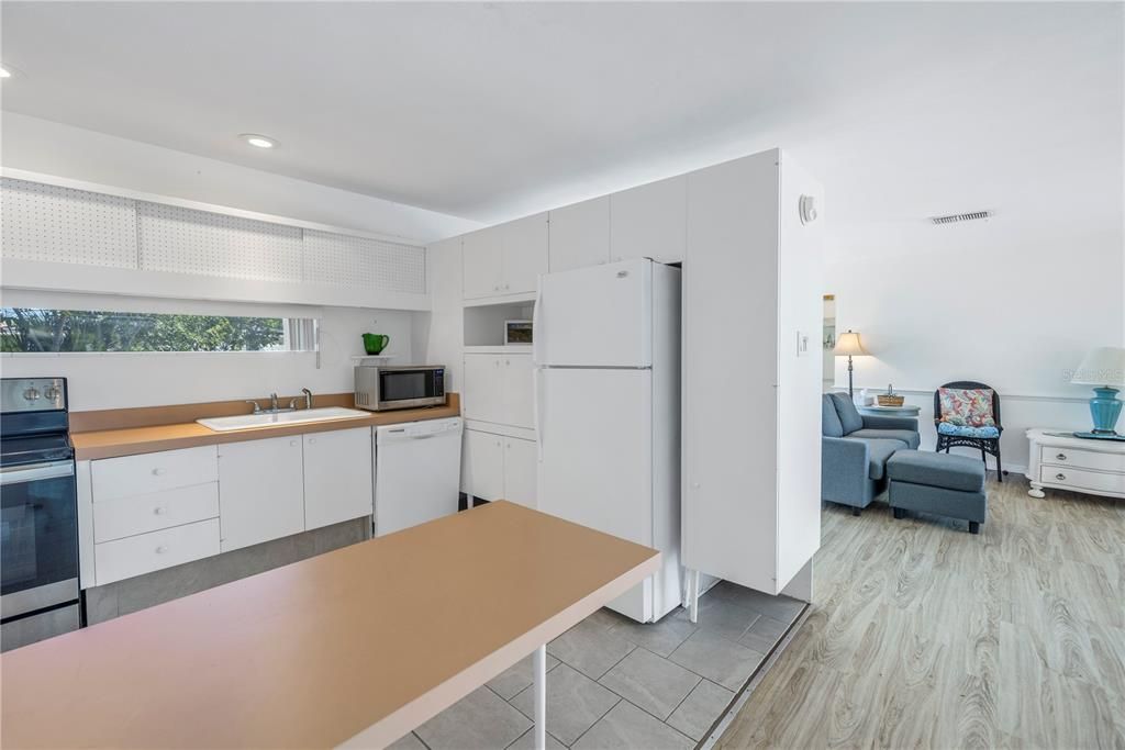 Active With Contract: $625,000 (2 beds, 2 baths, 1128 Square Feet)