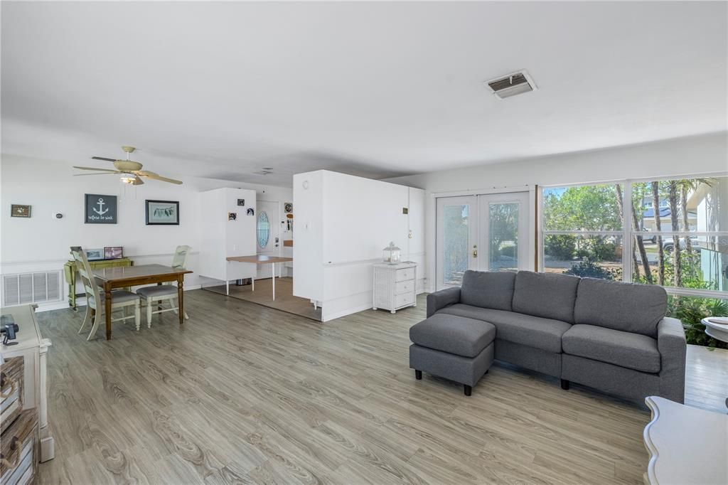 Active With Contract: $625,000 (2 beds, 2 baths, 1128 Square Feet)