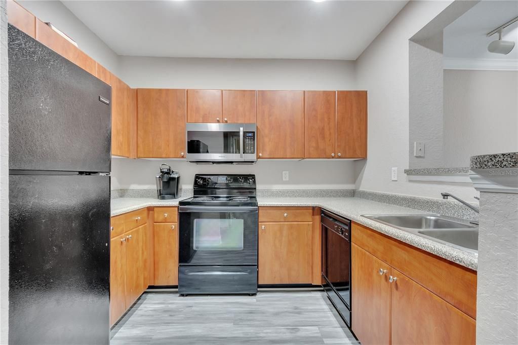 For Sale: $195,000 (1 beds, 1 baths, 744 Square Feet)