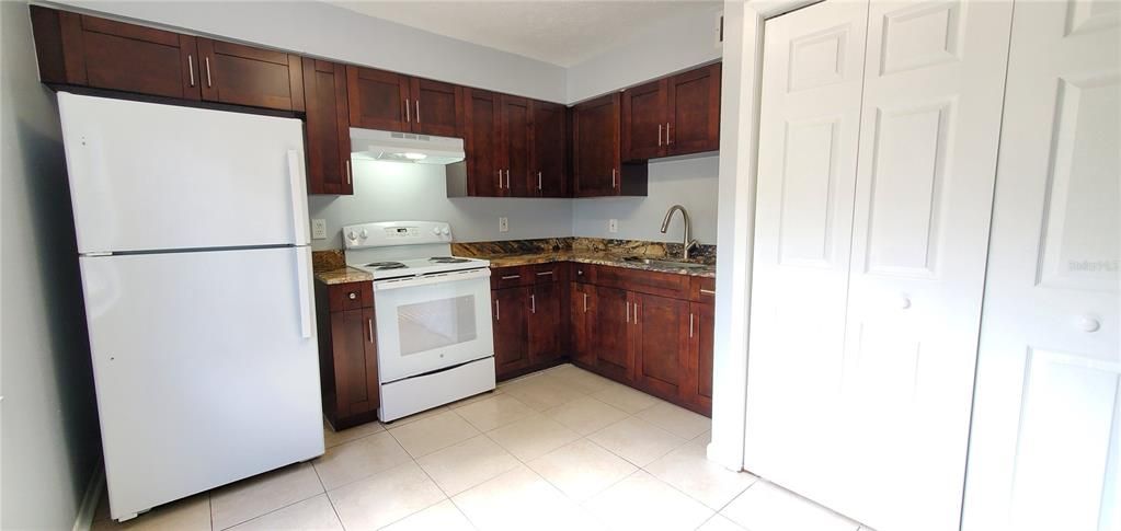 Active With Contract: $1,650 (2 beds, 1 baths, 840 Square Feet)