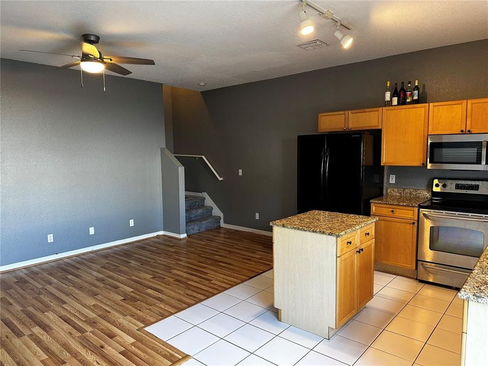 For Rent: $2,395 (2 beds, 2 baths, 1350 Square Feet)