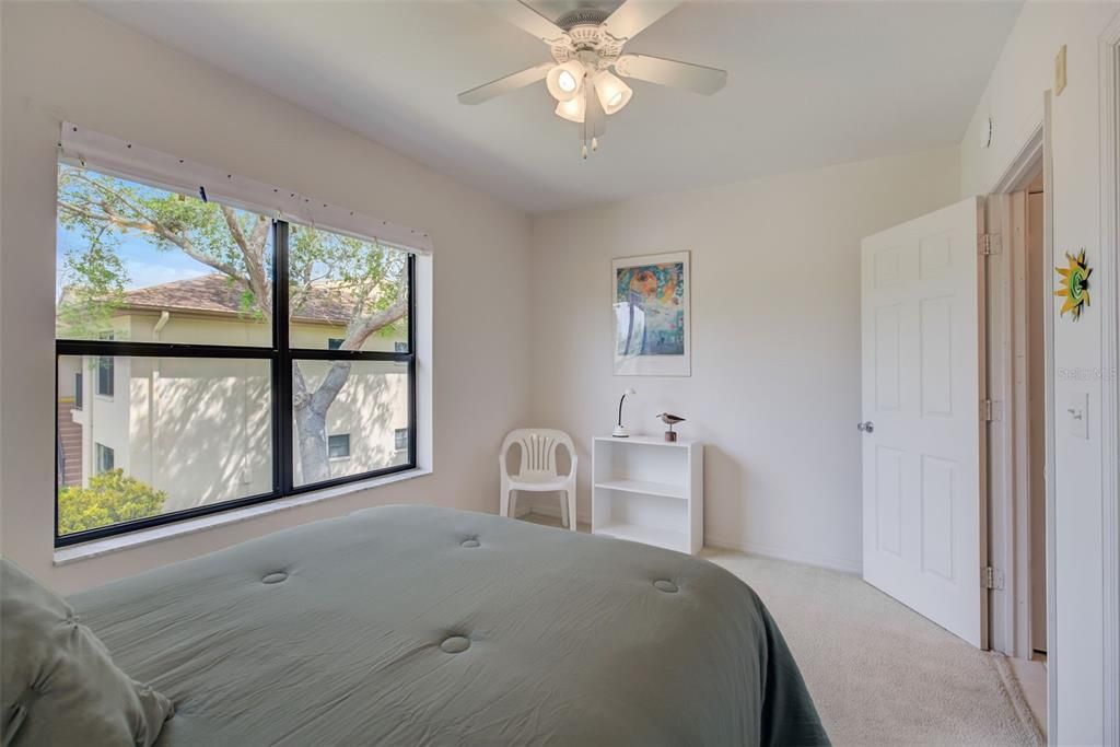 For Sale: $298,000 (2 beds, 2 baths, 1070 Square Feet)