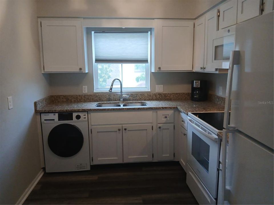 For Sale: $129,900 (1 beds, 1 baths, 792 Square Feet)