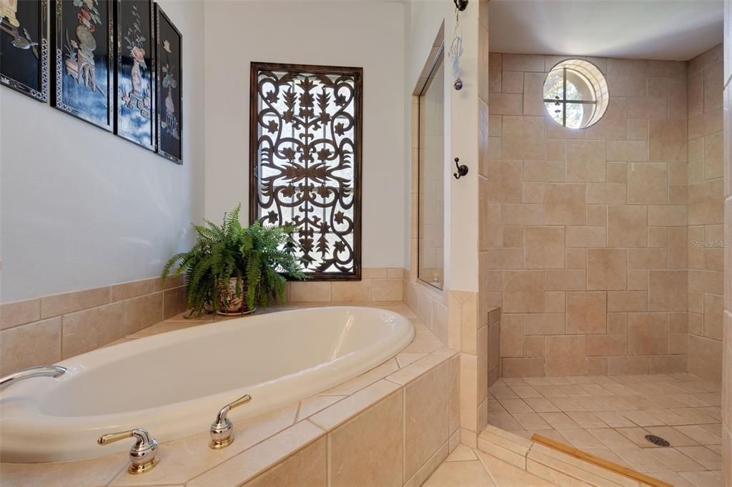 最近售出: $775,000 (4 贝兹, 3 浴室, 2454 平方英尺)