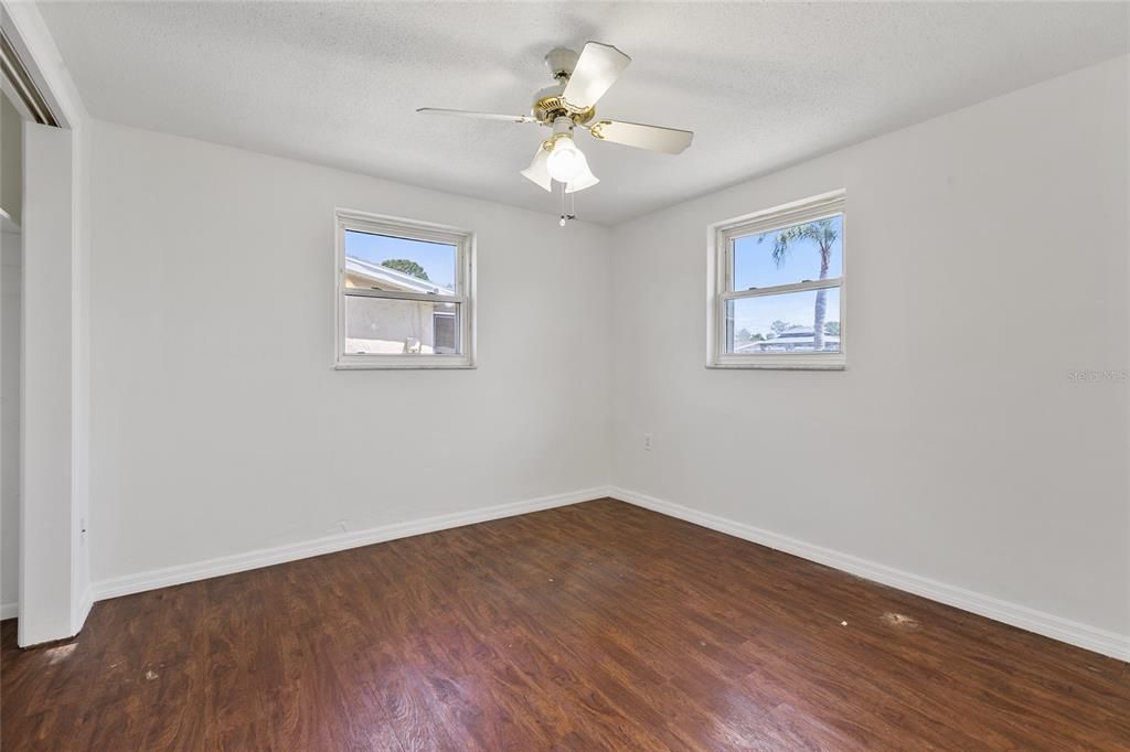For Sale: $205,000 (2 beds, 1 baths, 958 Square Feet)