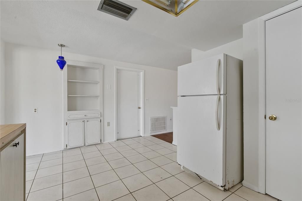 For Sale: $205,000 (2 beds, 1 baths, 958 Square Feet)