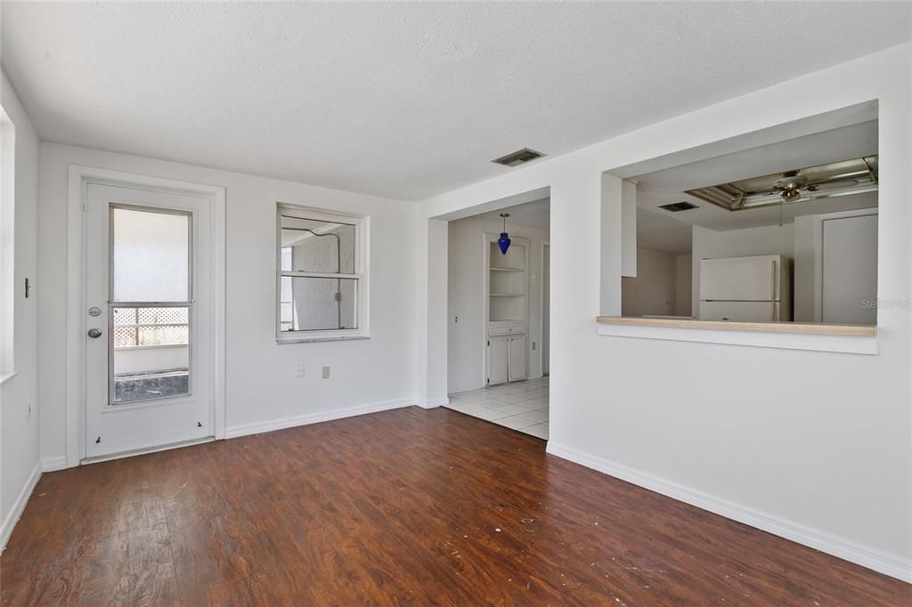 Active With Contract: $205,000 (2 beds, 1 baths, 958 Square Feet)