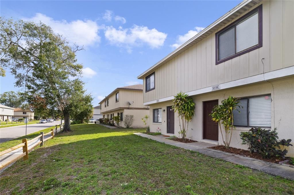 This well maintained townhome is waiting for you in the established Cambridge Circle community just minutes from UCF, with a BRAND NEW KITCHEN, NEW FLOORS, FRESH PAINT and a LOW HOA!