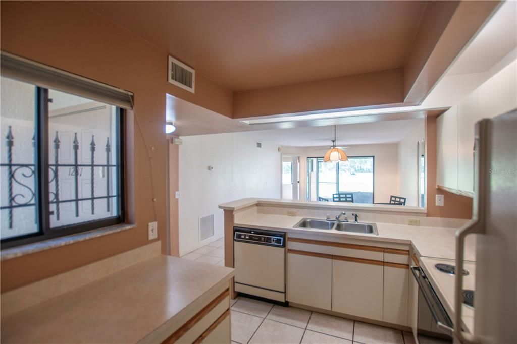 Active With Contract: $199,000 (2 beds, 2 baths, 935 Square Feet)
