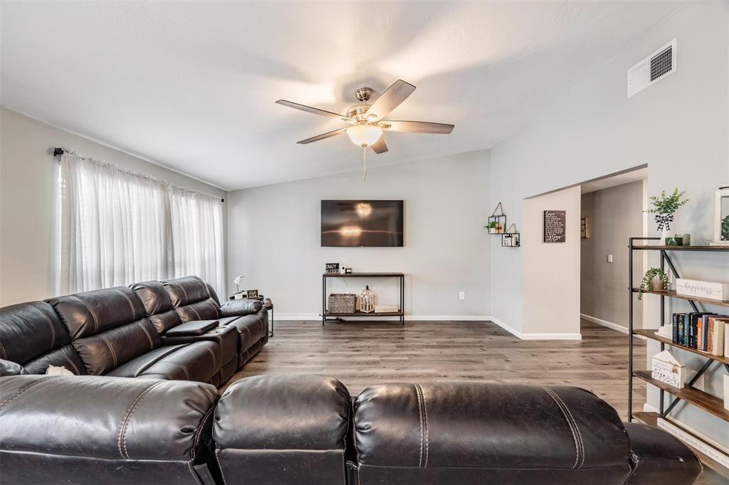 Active With Contract: $425,000 (3 beds, 2 baths, 1404 Square Feet)