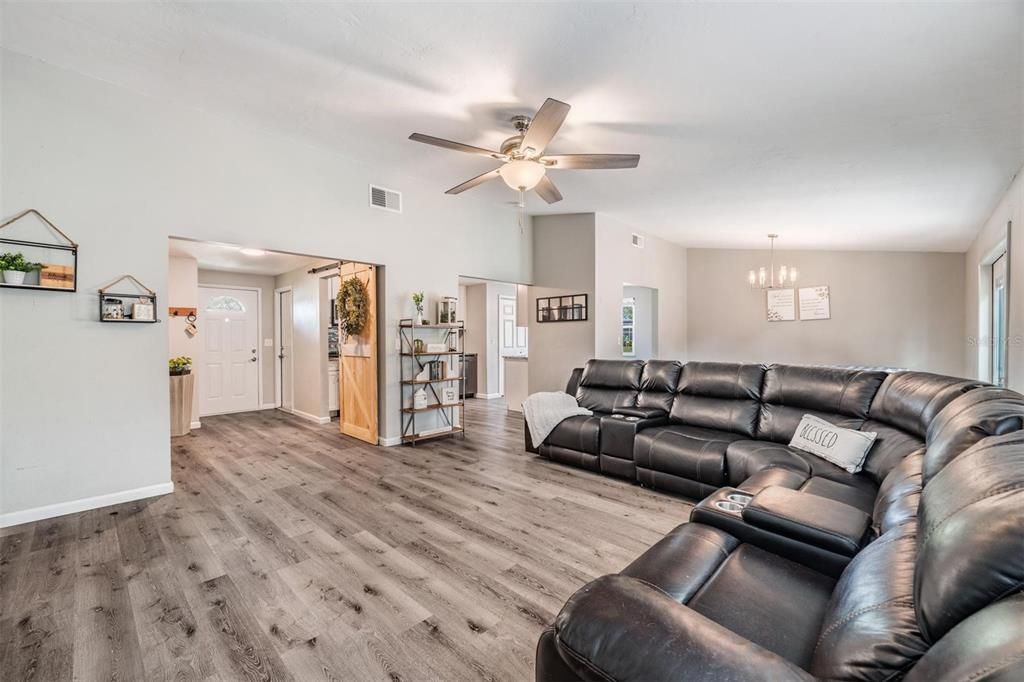 Active With Contract: $425,000 (3 beds, 2 baths, 1404 Square Feet)