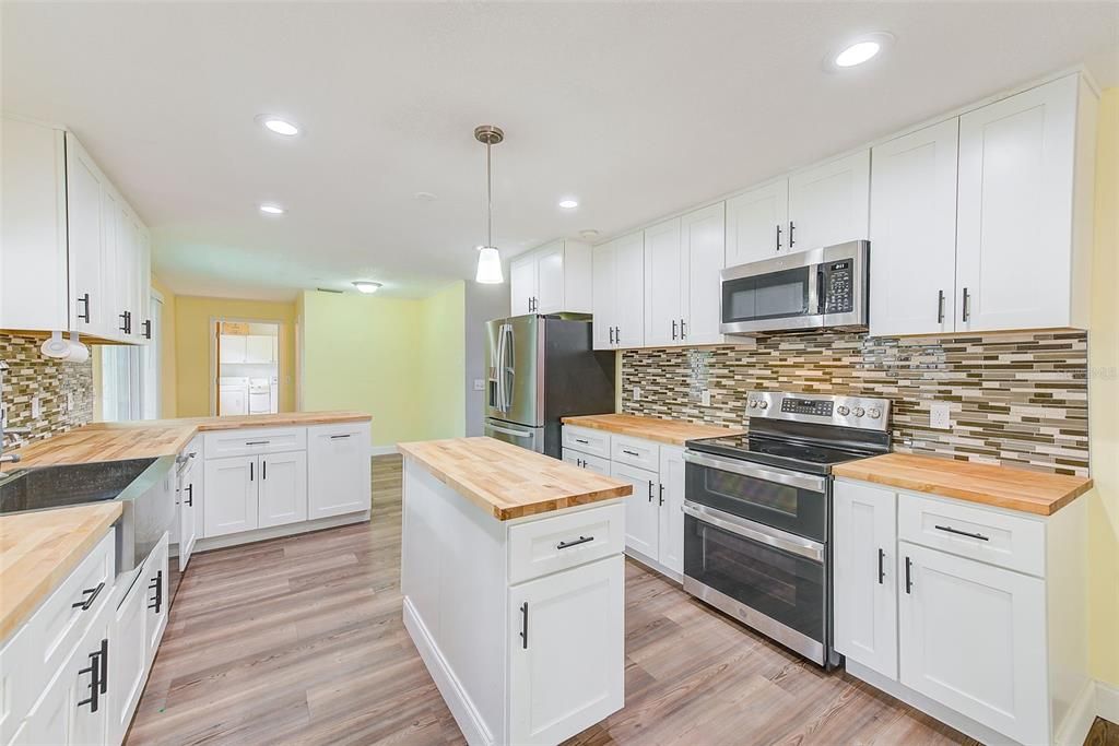 Active With Contract: $434,900 (3 beds, 2 baths, 2109 Square Feet)