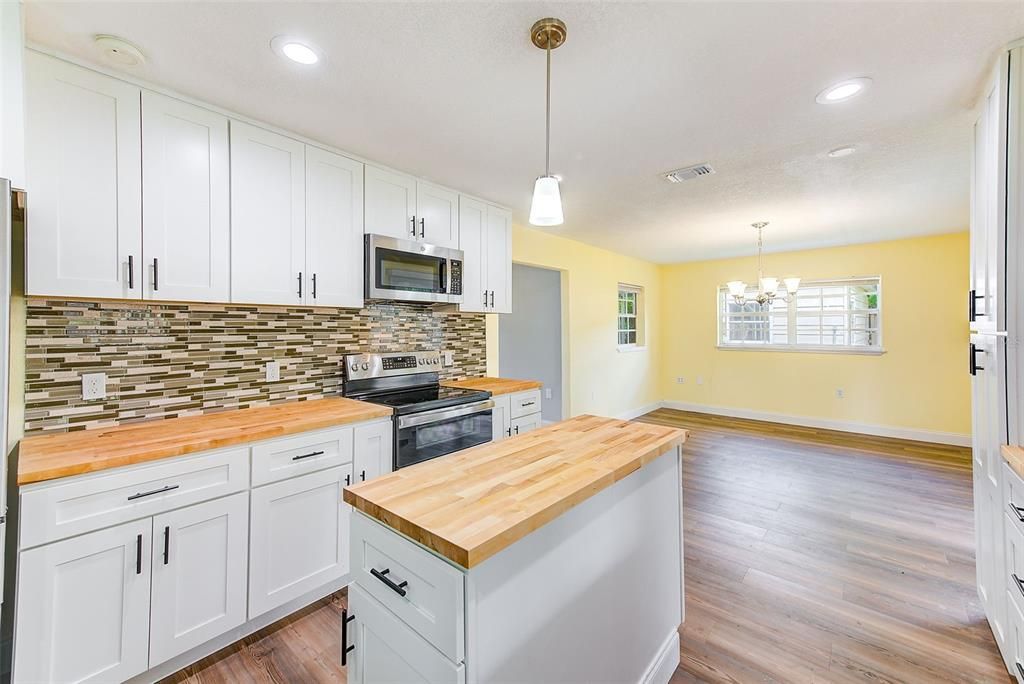 Active With Contract: $434,900 (3 beds, 2 baths, 2109 Square Feet)