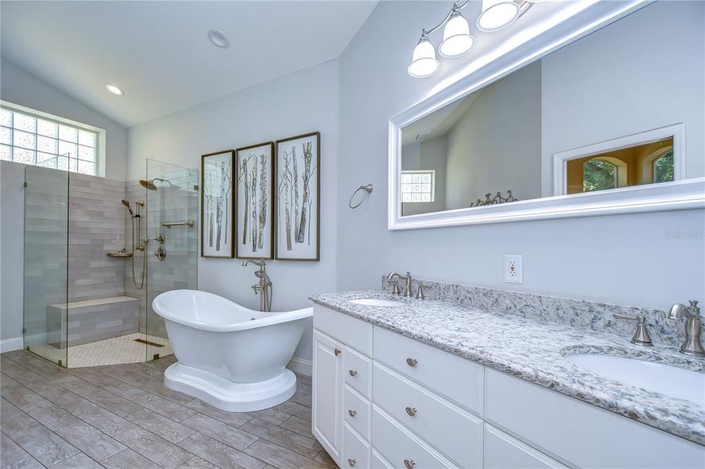 Remodeled en-suite with gorgeous soaking tub!