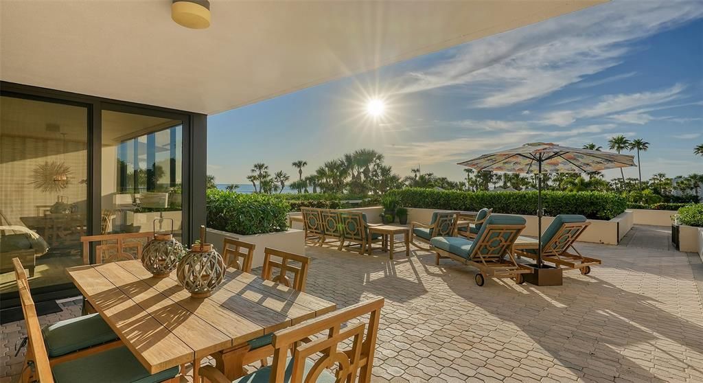Recently Sold: $2,800,000 (2 beds, 2 baths, 2580 Square Feet)