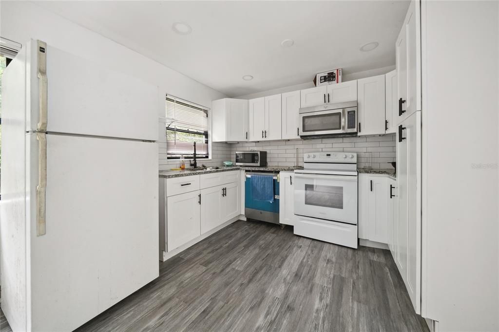 Active With Contract: $235,000 (3 beds, 1 baths, 1181 Square Feet)