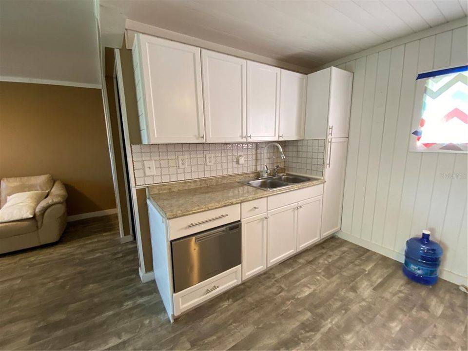 For Sale: $135,500 (2 beds, 1 baths, 640 Square Feet)