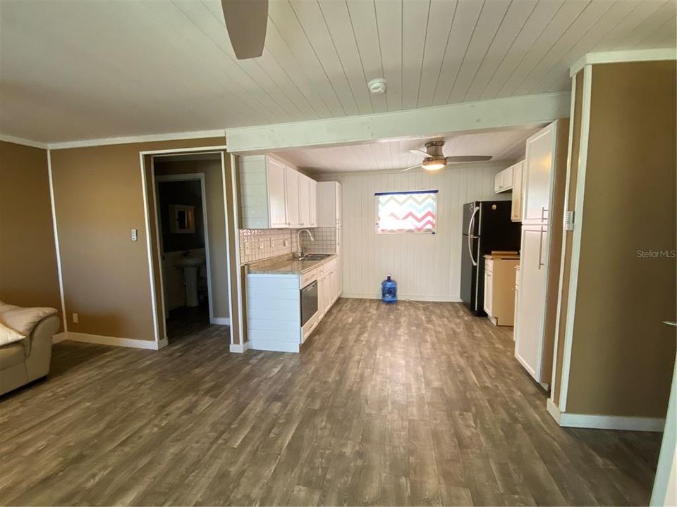 For Sale: $149,900 (2 beds, 1 baths, 640 Square Feet)