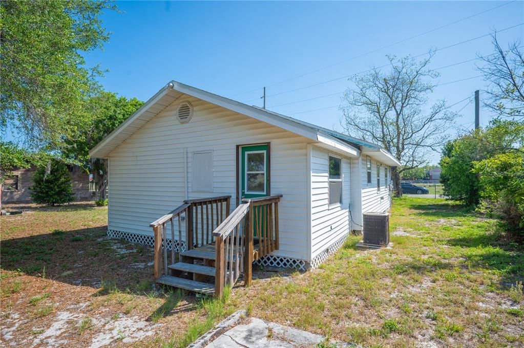Active With Contract: $199,900 (2 beds, 1 baths, 1008 Square Feet)