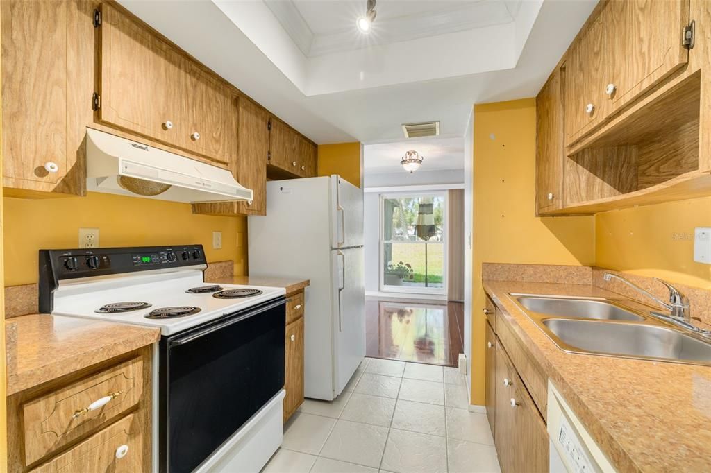 Active With Contract: $180,000 (1 beds, 1 baths, 814 Square Feet)